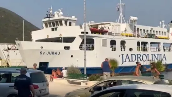 Požar blokirao Pelje&scaron;ac: Ljudi čekaju trajekt, Jadrolinija vozi bez prestanka, pogledajte prizore