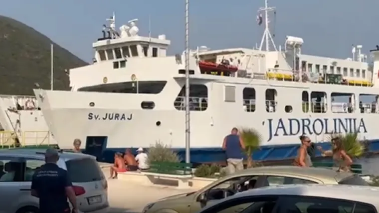 Požar blokirao Pelje&scaron;ac: Ljudi čekaju trajekt, Jadrolinija vozi bez prestanka, pogledajte prizore