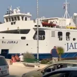 Požar blokirao Pelje&scaron;ac: Ljudi čekaju trajekt, Jadrolinija vozi bez prestanka, pogledajte prizore