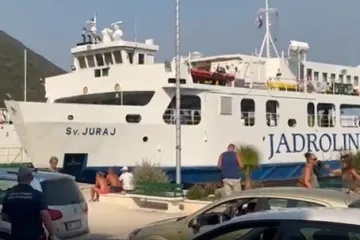 Požar blokirao Pelje&scaron;ac: Ljudi čekaju trajekt, Jadrolinija vozi bez prestanka, pogledajte prizore