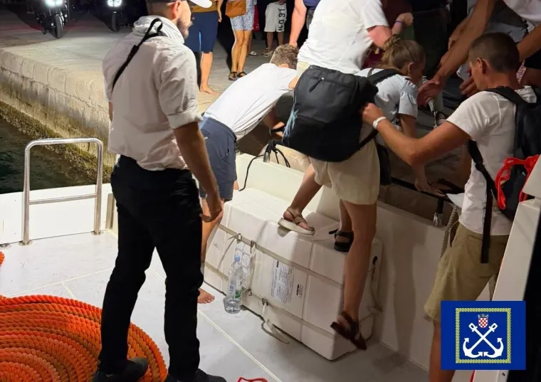 Potresne slike! Ljudi pred vatrom u Omi&scaron;u skakali u more: Spa&scaron;ene 194 osobe, među njima i djeca