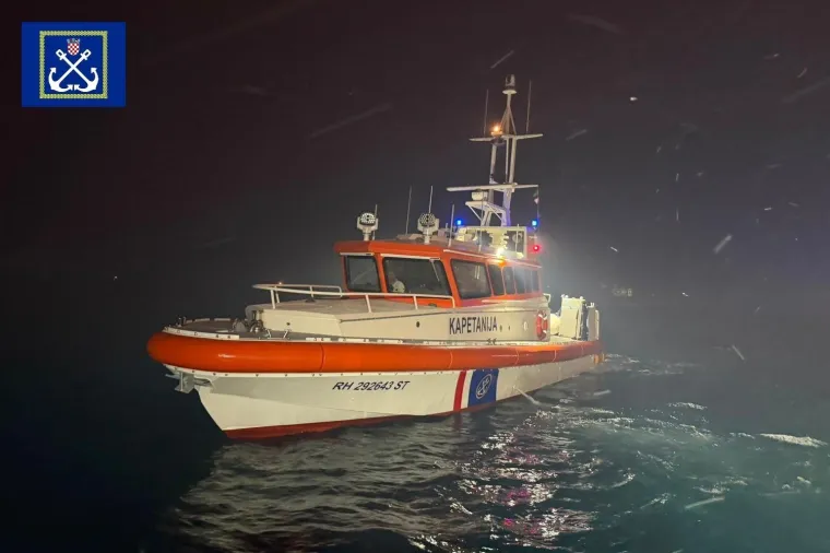 Potresne slike! Ljudi pred vatrom u Omi&scaron;u skakali u more: Spa&scaron;ene 194 osobe, među njima i djeca