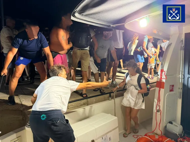 Potresne slike! Ljudi pred vatrom u Omi&scaron;u skakali u more: Spa&scaron;ene 194 osobe, među njima i djeca
