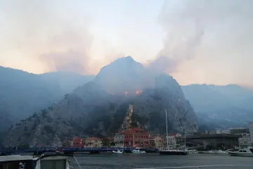 Simbol otpora: Tvrđava koja je stoljećima branila Omi&scaron; noćas se borila s plamenom
