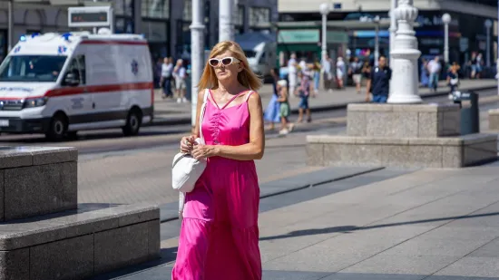 Zagrepčani i turisti okretali glave: Zgodna djevojka u ružičastoj haljini plijenila pažnju
