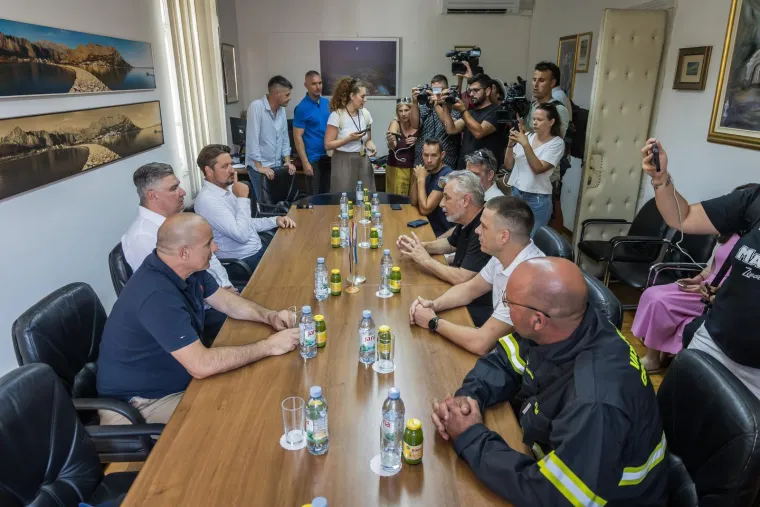 Milanović stigao u Omi&scaron;: 'Ovo je neviđeno! Ljudi su uhvaćeni na prepad'