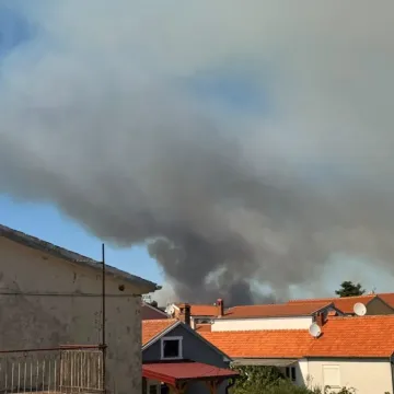 Nakon Omi&scaron;a i Pelje&scaron;ca buknulo i kod Zadra: Vatrogasci vode novu bitku