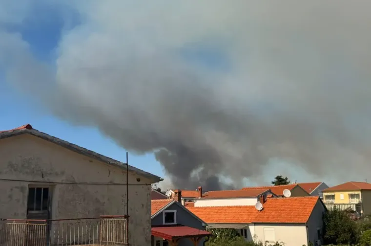 Buknulo na vi&scaron;e lokacija kod Zadra, vatrogasci na terenu: Pogledajte snimku