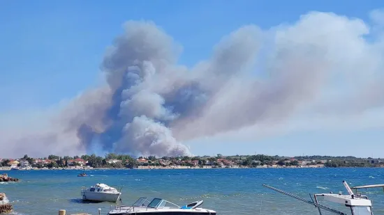 Buknulo na vi&scaron;e lokacija kod Zadra, vatrogasci na terenu: Pogledajte snimku