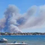 Buknulo na vi&scaron;e lokacija kod Zadra, vatrogasci na terenu: Pogledajte snimku