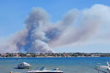Buknulo na vi&scaron;e lokacija kod Zadra, vatrogasci na terenu: Pogledajte snimku