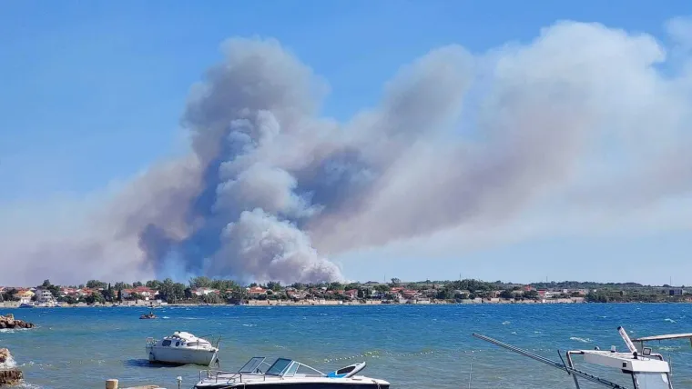 Buknulo na vi&scaron;e lokacija kod Zadra, vatrogasci na terenu: Pogledajte snimku