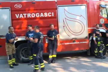 Na terenu su 240 vatrogasaca sa 60 vozila: Opusto&scaron;ena crkva svetog Petra, evakuiran samostan