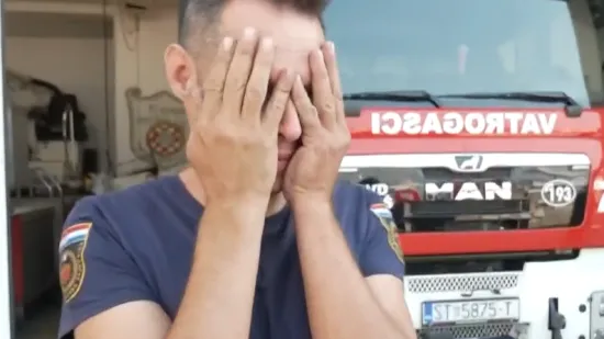 Pogledajte kako je &scaron;ef splitski vatrogasca iza&scaron;ao pred novinare: 'Popucale su mi kapilare'