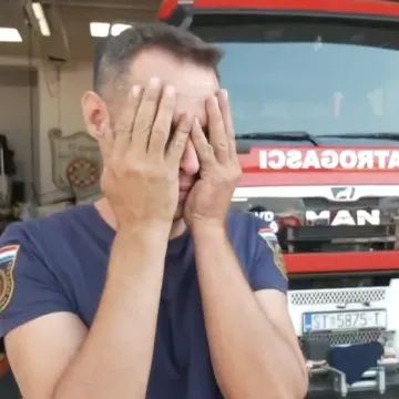 Pogledajte kako je &scaron;ef splitski vatrogasca iza&scaron;ao pred novinare: 'Popucale su mi kapilare'