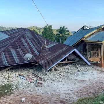 Snažan potres magnitude 7,7 pogodio Indoneziju, izdano upozorenje na tsunami