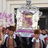 Velika je Gospa: Pogledajte procesiju u sinjskom sveti&scaron;tu, Alkari nose sliku Bogorodice