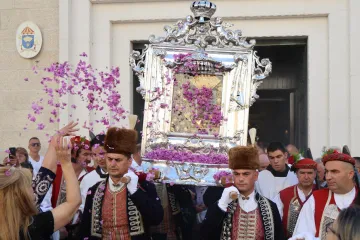 Velika je Gospa: Pogledajte procesiju u sinjskom sveti&scaron;tu, Alkari nose sliku Bogorodice