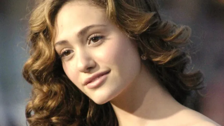 Glumila zapu&scaron;tenu buntovnicu, a izvan kamera obara s nogu: Kako se mijenjala fatalna Emmy Rossum
