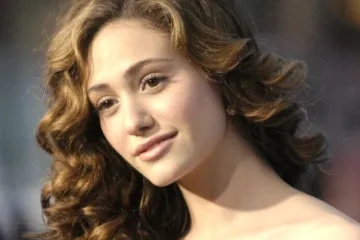 Glumila zapu&scaron;tenu buntovnicu, a izvan kamera obara s nogu: Kako se mijenjala fatalna Emmy Rossum