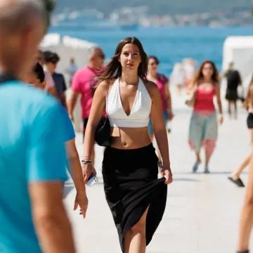 Tko je ona? Crnokosa ljepotica pro&scaron;etala Zadrom i postala glavna atrakcija &scaron;pice