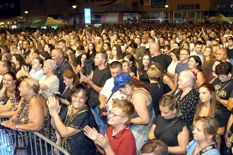 Noć za pamćenje u Virovitici: Doris Dragović rasplamsala atmosferu na Rokovu