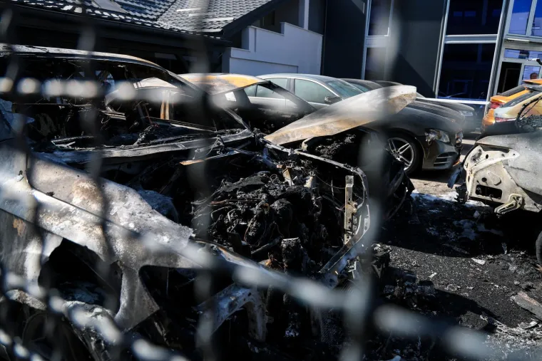 Dva Audija, dva Mercedesa, &Scaron;koda i BMW: Svi su planuli noćas u dvori&scaron;tu zagrebačkog autosalona