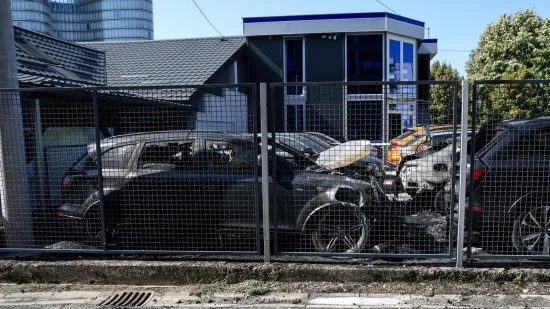 Dva Audija, dva Mercedesa, &Scaron;koda i BMW: Svi su planuli noćas u dvori&scaron;tu zagrebačkog autosalona