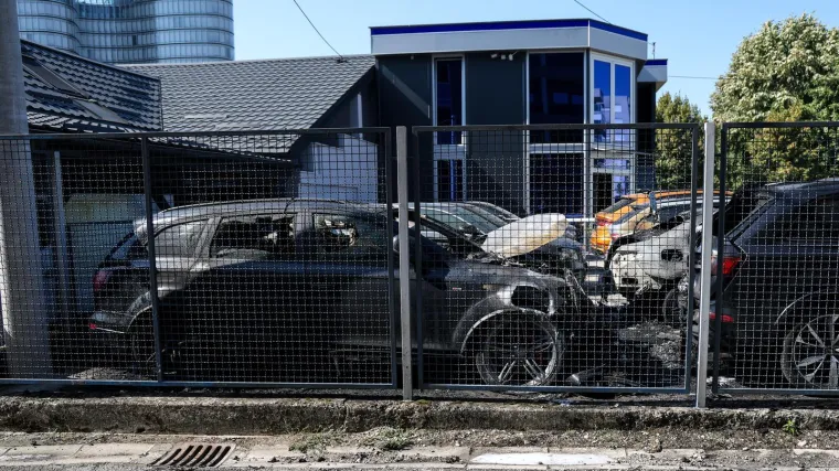 Dva Audija, dva Mercedesa, &Scaron;koda i BMW: Svi su planuli noćas u dvori&scaron;tu zagrebačkog autosalona