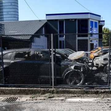 Dva Audija, dva Mercedesa, &Scaron;koda i BMW: Svi su planuli noćas u dvori&scaron;tu zagrebačkog autosalona