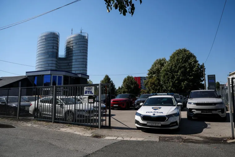 Dva Audija, dva Mercedesa, &Scaron;koda i BMW: Svi su planuli noćas u dvori&scaron;tu zagrebačkog autosalona