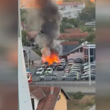 Auti gorjeli u Rude&scaron;u, ali ovo nije prvi put. Policija prona&scaron;la tragove Molotovljevih koktela