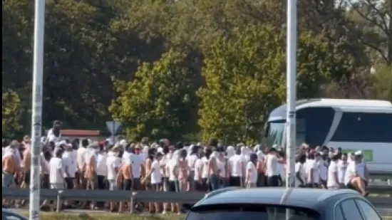 Kaos na A1: Torcida blokirala autocestu usred ljetnih gužvi, spriječen veliki obračun navijača?