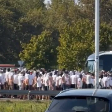 Kaos na A1: Torcida blokirala autocestu usred ljetnih gužvi, spriječen veliki obračun navijača?