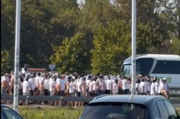 Kaos na A1: Torcida blokirala autocestu usred ljetnih gužvi, spriječen veliki obračun navijača?