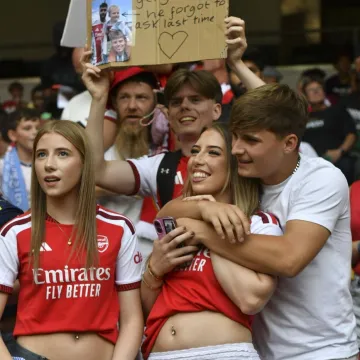Dvije navijačice gledale lo&scaron; dan u 'uredu' Kove i Gvardiola: Je li to prokletstvo za Arsenal?