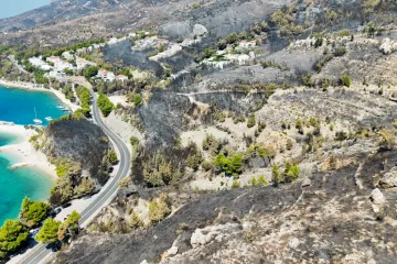 Ovako danas izgleda Omi&scaron; iz zraka: Izgorjelo je 58 kuća, 39 vozila, 25 plovila