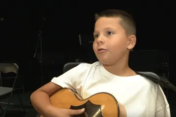 Mali Gabriel nas je du&scaron;evio: Ima samo 10 godina, a već zna s kim želi zasvirati