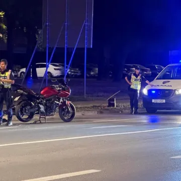 Prometna nesreća u Karlovcu, sudarili se automobil i motocikl