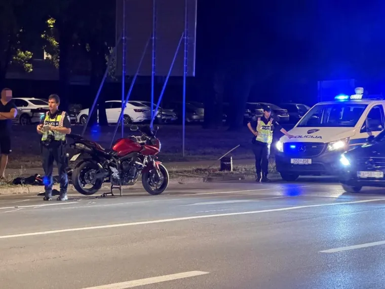 Kr&scaron; i lom u Karlovcu: Sudarili se Mercedes i motor