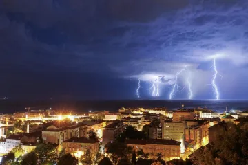 Vrijeme se naglo mijenja: Stižu pljuskovi, grmljavina i olujni udari vjetra