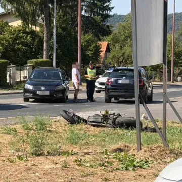 Užas u Karlovcu! Zbog trenutka nepažnje motociklist zavr&scaron;io u kanalu: Te&scaron;ko je ozlijeđen