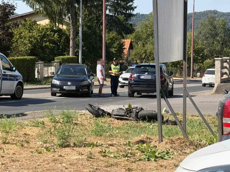 Užas u Karlovcu! Zbog trenutka nepažnje motociklist zavr&scaron;io u kanalu: Te&scaron;ko je ozlijeđen