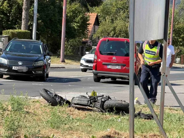 Užas u Karlovcu! Zbog trenutka nepažnje motociklist zavr&scaron;io u kanalu: Te&scaron;ko je ozlijeđen