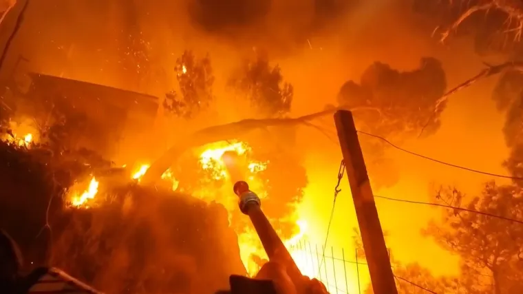 Stra&scaron;na bilanca požara kod Omi&scaron;a: Izgorjelo 106 vozila, 43 kuće, ali &scaron;teta se jo&scaron; zbraja