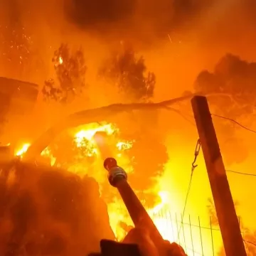 Stra&scaron;na bilanca požara kod Omi&scaron;a: Izgorjelo 106 vozila, 43 kuće, ali &scaron;teta se jo&scaron; zbraja