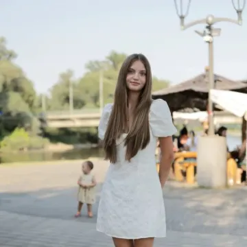 Tko je ona? Brineta u bijeloj haljini i s kosom do struka privukla je sve poglede uz Muru