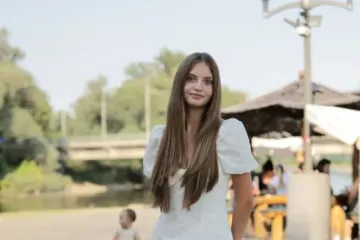 Brineta u bijeloj haljini i s kosom do struka privukla je sve poglede uz Muru