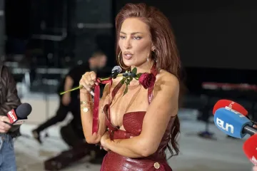 Senidah prekinula koncert u Hrvatskoj: Gađali je iz publike, pjevačica ljutito reagirala