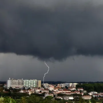 Preokret nakon paklenih vrućina: Pljusak u Zagrebu, upaljeni alarmi za dijelove Hrvatske